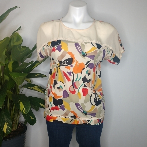 ✨3/$15 BCBG Paris colorful cream floral blouse XXS - Picture 1 of 6